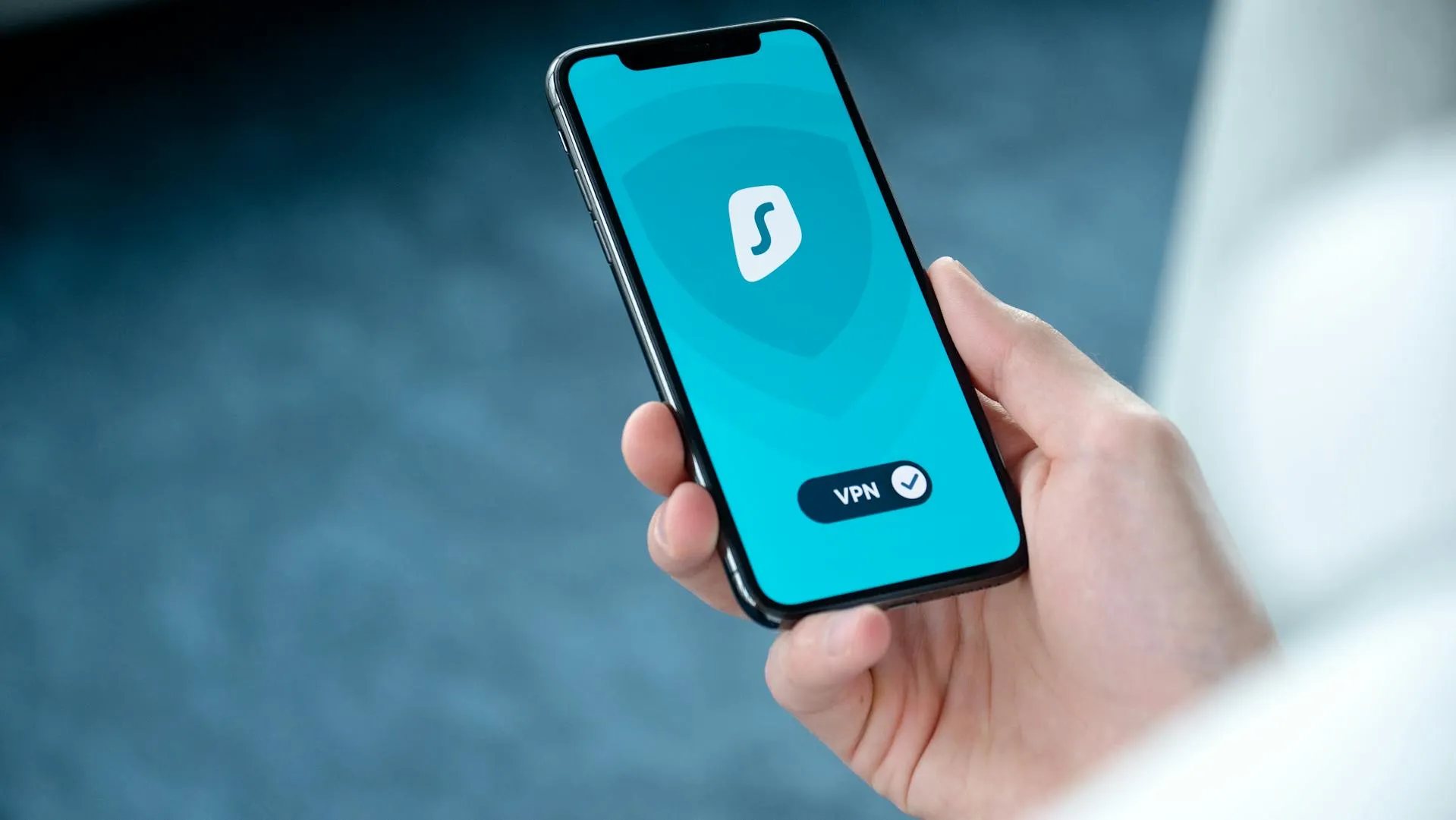 Ilustracja porównania dwóch usług VPN na laptopie i smartfonie